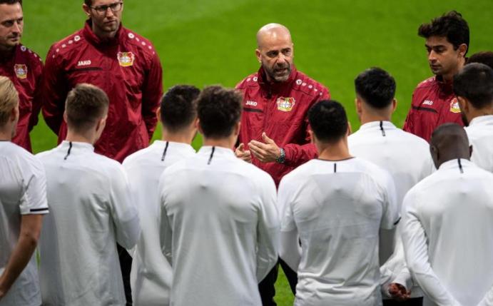 Leverkusens Trainer Peter Bosz (M.) bereitet seine Mannschaft in Madrid auf das Spiel vor. Foto: Marius Becker/dpa