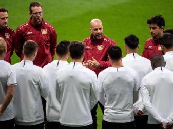 Leverkusens Trainer Peter Bosz (M.) bereitet seine Mannschaft in Madrid auf das Spiel vor. Foto: Marius Becker/dpa Leverkusens Trainer Peter Bosz (M.) bereitet seine Mannschaft in Madrid auf das Spiel vor. Foto: Marius Becker/dpa
