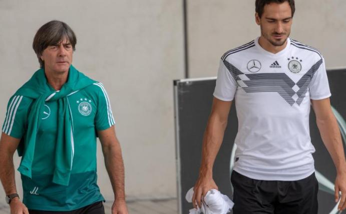 Die Rufe nach einer Rückker von Mats Hummels (r) in die Nationalmannschaft werden lauter. Foto: Peter Kneffel/dpa