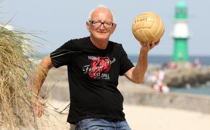 Dieter Schneider am Strand von Warnemünde. Foto: Bernd Wüstneck/dpa-Zentralbild/dpa