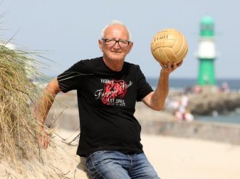 Dieter Schneider am Strand von Warnemünde. Foto: Bernd Wüstneck/dpa-Zentralbild/dpa Dieter Schneider am Strand von Warnemünde. Foto: Bernd Wüstneck/dpa-Zentralbild/dpa