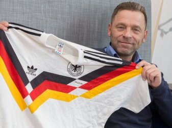 Thomas Häßlers Trikot für 13.099 Euro versteigert Thomas Häßlers Trikot für 13.099 Euro versteigert