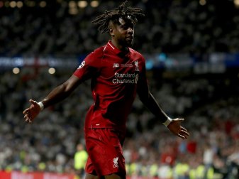 Fans beleidigen Divock Origi mit einem Banner Fans beleidigen Divock Origi mit einem Banner