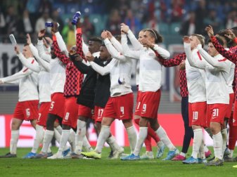 Die Leipzig-Spieler feiern den Sieg gegen St. Petersburg mit ihren Fans. Foto: Jan Woitas/dpa-Zentralbild/dpa Die Leipzig-Spieler feiern den Sieg gegen St. Petersburg mit ihren Fans. Foto: Jan Woitas/dpa-Zentralbild/dpa