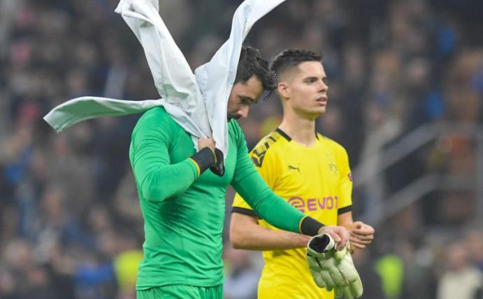 Auch Dortmunds Torwart Roman Bürki und Julian Weigl waren nach der Niederlage gegen Inter Mailand bedient. Foto: Bernd Thissen/dpa