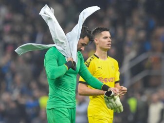 Auch Dortmunds Torwart Roman Bürki und Julian Weigl waren nach der Niederlage gegen Inter Mailand bedient. Foto: Bernd Thissen/dpa Auch Dortmunds Torwart Roman Bürki und Julian Weigl waren nach der Niederlage gegen Inter Mailand bedient. Foto: Bernd Thissen/dpa