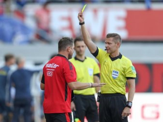 Bekam als erster Trainer der Bundesliga-Geschichte die Gelbe Karte gezeigt: Paderborn-Coach Steffen Baumgart. Foto: Friso Gentsch/dpa Bekam als erster Trainer der Bundesliga-Geschichte die Gelbe Karte gezeigt: Paderborn-Coach Steffen Baumgart. Foto: Friso Gentsch/dpa