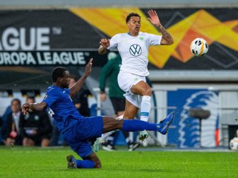 Gents Michael Ngadeu-Ngadjui (l) versucht Wolfsburgs Lukas Nmecha vom Ball zu trennen. Foto: Guido Kirchner/dpa Gents Michael Ngadeu-Ngadjui (l) versucht Wolfsburgs Lukas Nmecha vom Ball zu trennen. Foto: Guido Kirchner/dpa