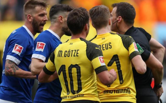 Zum 154. Mal steht das Revierderby zwischen Schalke 04 und Borussia Dortmund auf dem Programm. Foto: Friso Gentsch/dpa