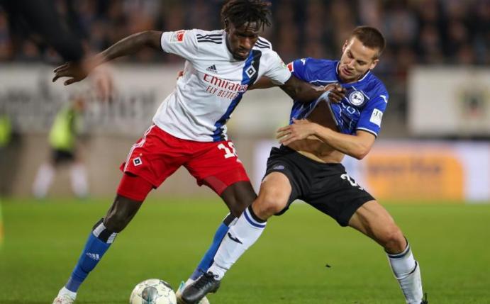 Bakery Jatta (l) spielt in der 2. Liga für den Hamburger SV. Foto: Friso Gentsch/dpa