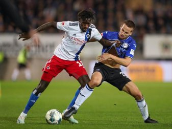 Bakery Jatta (l) spielt in der 2. Liga für den Hamburger SV. Foto: Friso Gentsch/dpa Bakery Jatta (l) spielt in der 2. Liga für den Hamburger SV. Foto: Friso Gentsch/dpa