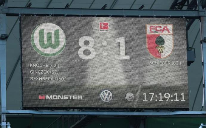 Historische Niederlage: Der FC Augsburg unterlag beim VfL Wolfsburg mit 1:8. Foto: Peter Steffen/dpa