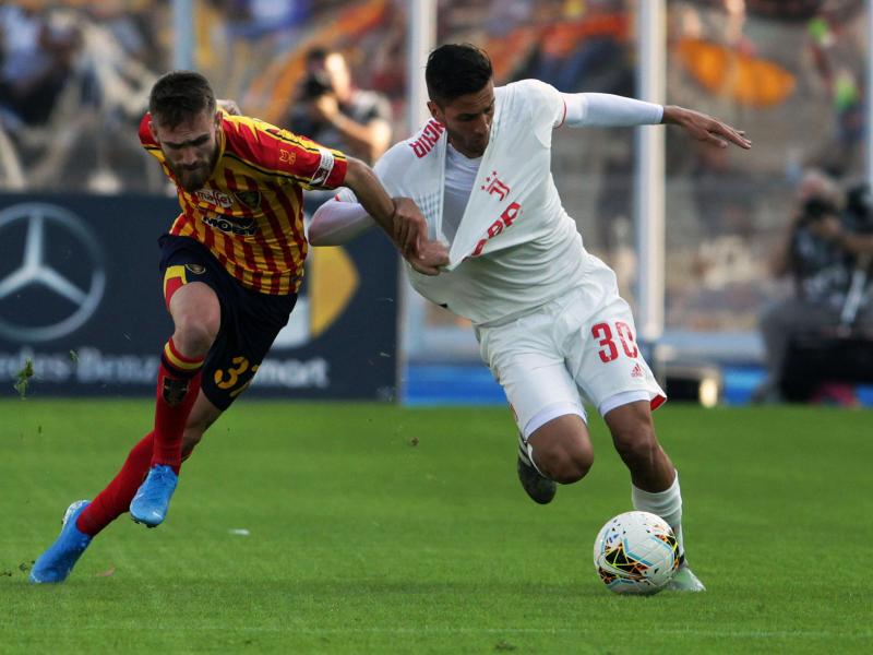 Lecces Zan Majer (l) und Turins Rodrigo Bentancur kämpfen um den Ball. Foto: Donato Fasano/Lapresse/Lapresse via ZUMA Press/dpa