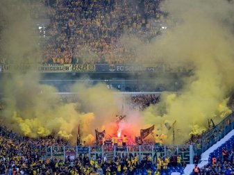 Im Dortmunder Fanblock brennen Feuerwerkskörper. Foto: Bernd Thissen/dpa Im Dortmunder Fanblock brennen Feuerwerkskörper. Foto: Bernd Thissen/dpa