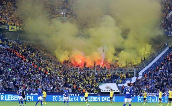Dortmunder Fans zündeten Pyrotechnik im Gästeblock