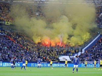 Dortmunder Fans zündeten Pyrotechnik im Gästeblock Dortmunder Fans zündeten Pyrotechnik im Gästeblock