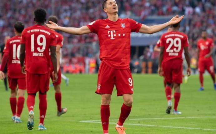 Bayerns Robert Lewandowski traf als erster Spieler in der Bundesliga-Geschichte an jedem der ersten neun Spieltage. Foto: Sven Hoppe/dpa