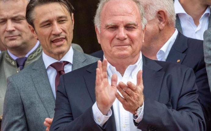 Niko Kovac (l), Trainer des FC Bayern München und Uli Hoeneß, scheidender Präsident des FC Bayern München. Foto: Peter Kneffel/dpa