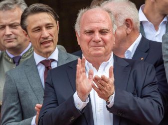 Niko Kovac (l), Trainer des FC Bayern München und Uli Hoeneß, scheidender Präsident des FC Bayern München. Foto: Peter Kneffel/dpa Niko Kovac (l), Trainer des FC Bayern München und Uli Hoeneß, scheidender Präsident des FC Bayern München. Foto: Peter Kneffel/dpa