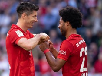 Serge Gnabry (r) gratuliert seinem Bayern-Kollegen Robert Lewandowski zum Torrekord. Foto: Sven Hoppe/dpa Serge Gnabry (r) gratuliert seinem Bayern-Kollegen Robert Lewandowski zum Torrekord. Foto: Sven Hoppe/dpa