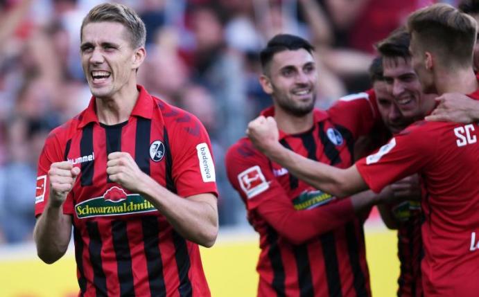 Nils Petersen (l) und der SC Freiburg sorgt in der Bundesliga für Furore. Foto: Patrick Seeger/dpa