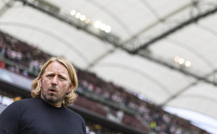 «Man kann dem HSV zum ersten Aufstiegsplatz gratulieren», sagt VfB-Sportdirektor Sven Mislintat. Foto: Edith Geuppert/dpa