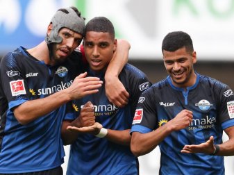 Paderborns Vize-Lapitän Klaus Gjasula (l), Torschütze Abdelhamid Sabiri (M) und Mohamed Dräger. Foto: Friso Gentsch/dpa Paderborns Vize-Lapitän Klaus Gjasula (l), Torschütze Abdelhamid Sabiri (M) und Mohamed Dräger. Foto: Friso Gentsch/dpa