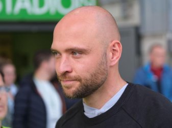 Trainer Stephan Lerch und seine Wolfsburgerinnen stehen bei 24 Punkten aus acht Spielen. Foto: Peter Steffen/dpa Trainer Stephan Lerch und seine Wolfsburgerinnen stehen bei 24 Punkten aus acht Spielen. Foto: Peter Steffen/dpa