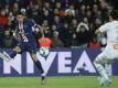 PSG-Profi Angel Di Maria (l) bei einer Hereingabe. Foto: Kamil Zihnioglu/AP/dpa