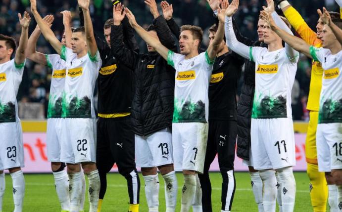 Tabellenführer: Gladbachs Spieler feiern den Sieg gegen Frankfurt. Foto: Marius Becker/dpa