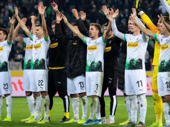 Tabellenführer: Gladbachs Spieler feiern den Sieg gegen Frankfurt. Foto: Marius Becker/dpa Tabellenführer: Gladbachs Spieler feiern den Sieg gegen Frankfurt. Foto: Marius Becker/dpa