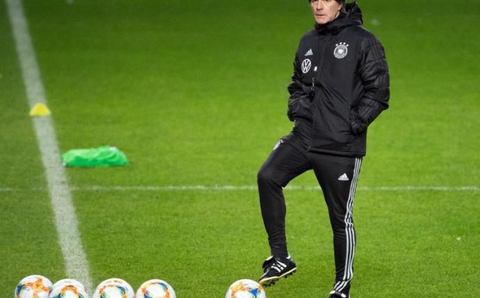 Will Mats Hummels vorerst nicht in die Nationalmannschaft zurückholen: Joachim Löw. Foto: Federico Gambarini/dpa