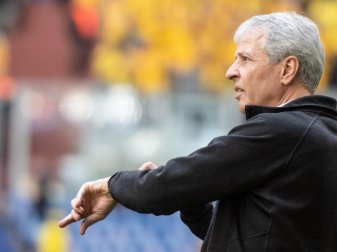 Unter Druck: BVB-Coach Lucien Favre trifft mit Dortmund auf seinen Ex-Verein Gladbach. Foto: Bernd Thissen/dpa Unter Druck: BVB-Coach Lucien Favre trifft mit Dortmund auf seinen Ex-Verein Gladbach. Foto: Bernd Thissen/dpa