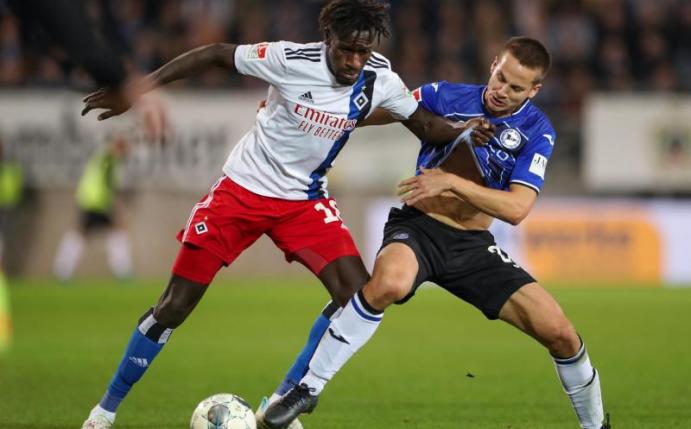 Könnte für die Nationalmannschaft Gambias auflaufen: Bakery Jatta (l) vom HSV. Foto: Friso Gentsch/dpa