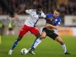 Könnte für die Nationalmannschaft Gambias auflaufen: Bakery Jatta (l) vom HSV. Foto: Friso Gentsch/dpa