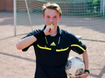 Schiedsrichter im Amateur-Bereich erfreuen sich immer weniger Beliebtheit. Foto: Daniel Bockwoldt/dpa Schiedsrichter im Amateur-Bereich erfreuen sich immer weniger Beliebtheit. Foto: Daniel Bockwoldt/dpa
