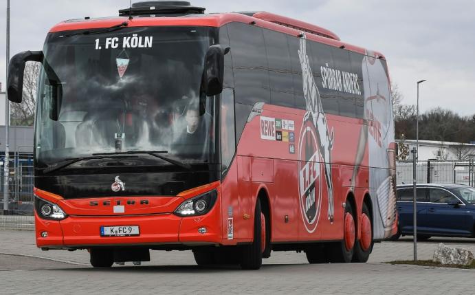 Mannschaftsbus des 1. FC Kölns mit Schmähungen besprüht