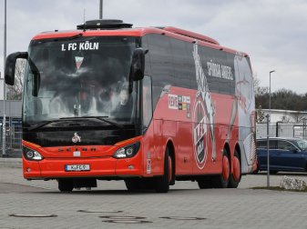Mannschaftsbus des 1. FC Kölns mit Schmähungen besprüht Mannschaftsbus des 1. FC Kölns mit Schmähungen besprüht