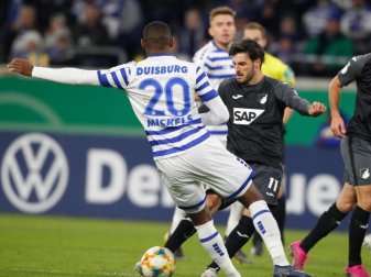Hoffenheims Florian Grillitsch (r) stellte mit seinem Tor zum 1:0 die Weichen auf Sieg in Duisburg:. Foto: Roland Weihrauch/dpa Hoffenheims Florian Grillitsch (r) stellte mit seinem Tor zum 1:0 die Weichen auf Sieg in Duisburg:. Foto: Roland Weihrauch/dpa