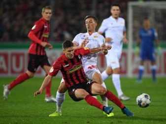 Freiburgs Roland Sallai (l) und Unions Nicolai Rapp lieferten sich mit ihren Teams einen packenden Pokalfight. Foto: Patrick Seeger/dpa Freiburgs Roland Sallai (l) und Unions Nicolai Rapp lieferten sich mit ihren Teams einen packenden Pokalfight. Foto: Patrick Seeger/dpa