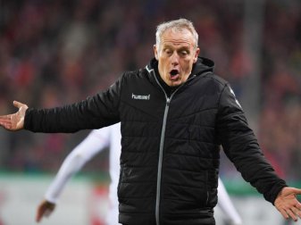 Nicht nur wegen der Leistung seiner Elf mächtig angesäuert: Freiburg-Coach Christian Streich. Foto: Patrick Seeger/dpa Nicht nur wegen der Leistung seiner Elf mächtig angesäuert: Freiburg-Coach Christian Streich. Foto: Patrick Seeger/dpa