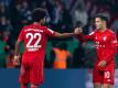 Serge Gnabry (l) leitete mit seinem Tor zum 1:1 die Wende in Bochum ein. Foto: Guido Kirchner/dpa