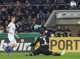 Schalkes Benito Raman (l) sorgte mit seinem 2:0 für die Vorentscheidung in Bielefeld. Foto: Friso Gentsch/dpa Schalkes Benito Raman (l) sorgte mit seinem 2:0 für die Vorentscheidung in Bielefeld. Foto: Friso Gentsch/dpa
