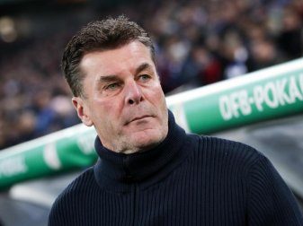 Der Hamburger Trainer Dieter Hecking mahnt die «Vorbildfunktion» der Profifußballer an. Foto: Christian Charisius/dpa Der Hamburger Trainer Dieter Hecking mahnt die «Vorbildfunktion» der Profifußballer an. Foto: Christian Charisius/dpa