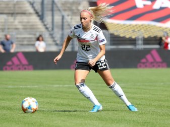 Turid Knaak als Losfee für DFB-Pokal-Auslosung Turid Knaak als Losfee für DFB-Pokal-Auslosung