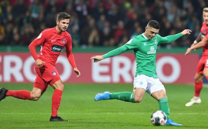 Milot Rashica (r) eröffnete den Bremer Torreigen gegen Zweitligist Heidenheim. Foto: Carmen Jaspersen/dpa