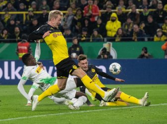 Julian Brandt (M) drehte mit zwei Toren die Partie zugunsten des BVB gegen Gladbach. Foto: Bernd Thissen/dpa Julian Brandt (M) drehte mit zwei Toren die Partie zugunsten des BVB gegen Gladbach. Foto: Bernd Thissen/dpa