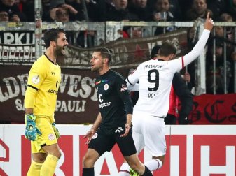 Frankfurt-Torjäger Bas Dost (r) sorgte auf St. Pauli für die Entscheidung. Foto: Christian Charisius/dpa Frankfurt-Torjäger Bas Dost (r) sorgte auf St. Pauli für die Entscheidung. Foto: Christian Charisius/dpa