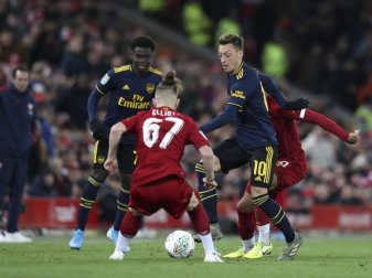 Mesut Özil (r) hatte mit dem FC Arsenal gegen den FC Liverpool im Liga-Pokal das Nachsehen. Foto: Jon Super/AP/dpa Mesut Özil (r) hatte mit dem FC Arsenal gegen den FC Liverpool im Liga-Pokal das Nachsehen. Foto: Jon Super/AP/dpa
