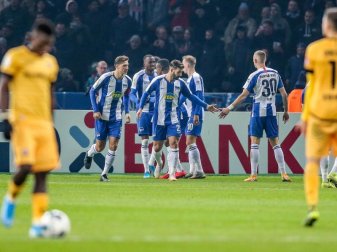 Erst im Elfmeterschießen konnte sich gegen Zweitligist Dresden durchsetzen. Foto: Andreas Gora/dpa Erst im Elfmeterschießen konnte sich gegen Zweitligist Dresden durchsetzen. Foto: Andreas Gora/dpa